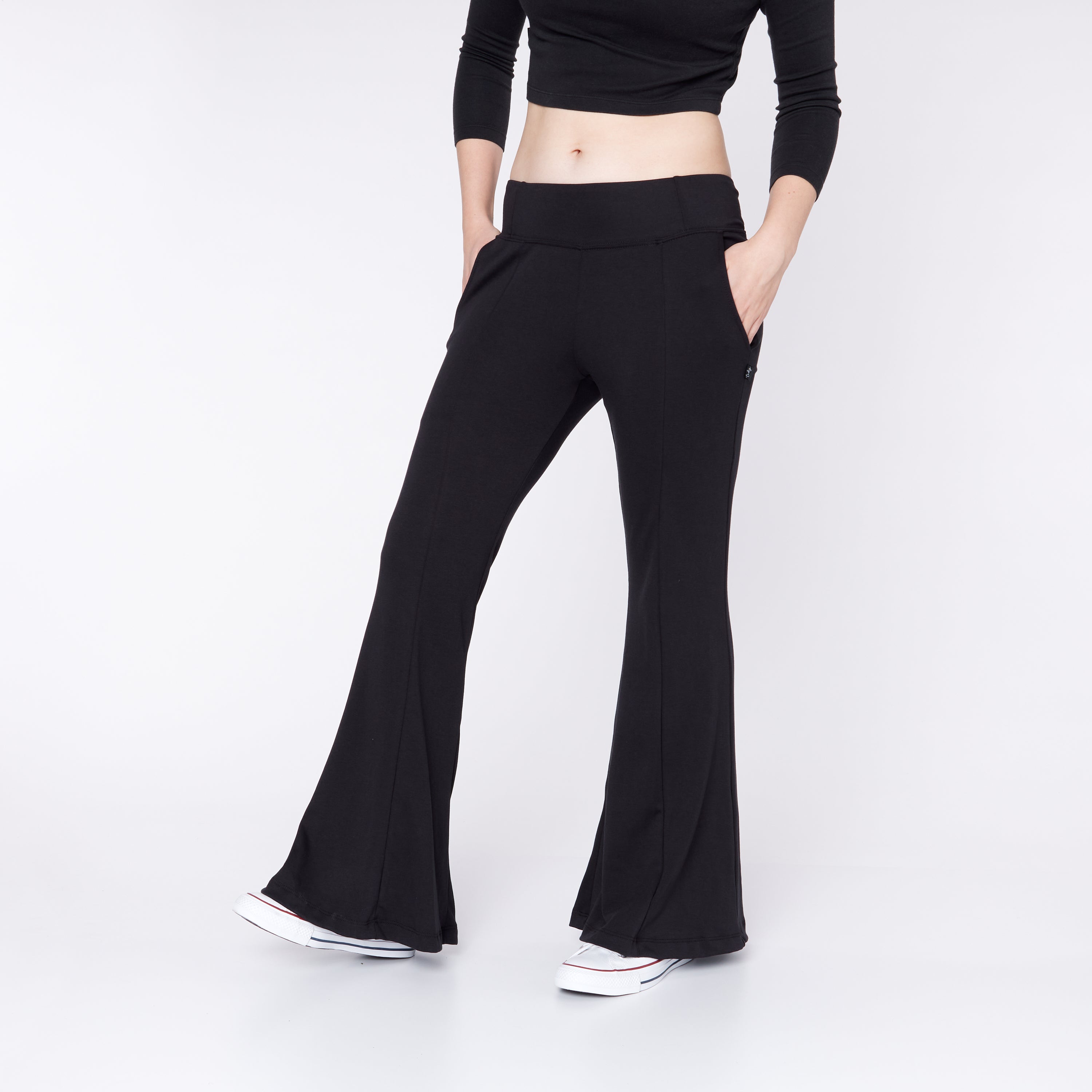low waist flares  Outfits with leggings, Black flare pants, Black pants  outfit